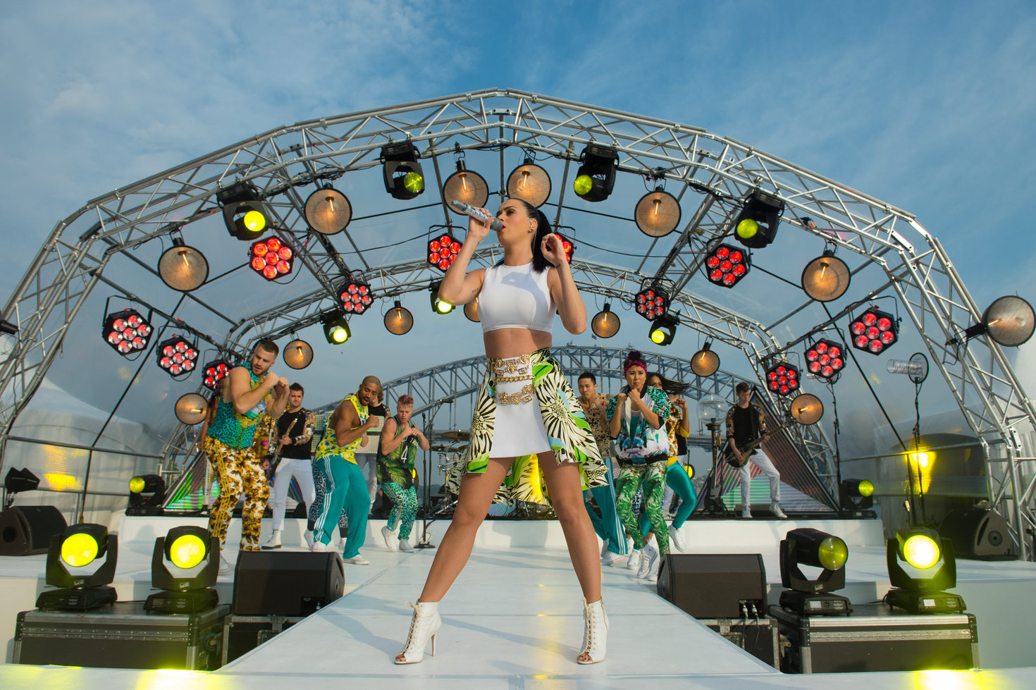 Katy Perry – “Sunrise” performance in Sydney 10/29/13