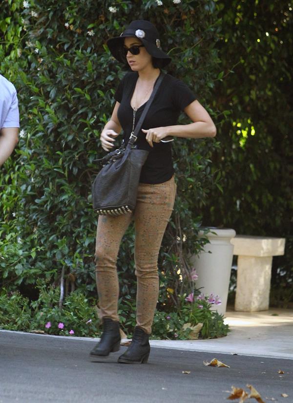 Katy Perry Katy being dropped off at her apartment in Los Angeles by John Mayer 