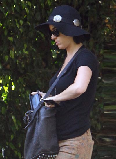 Katy Perry Katy being dropped off at her apartment in Los Angeles by John Mayer 