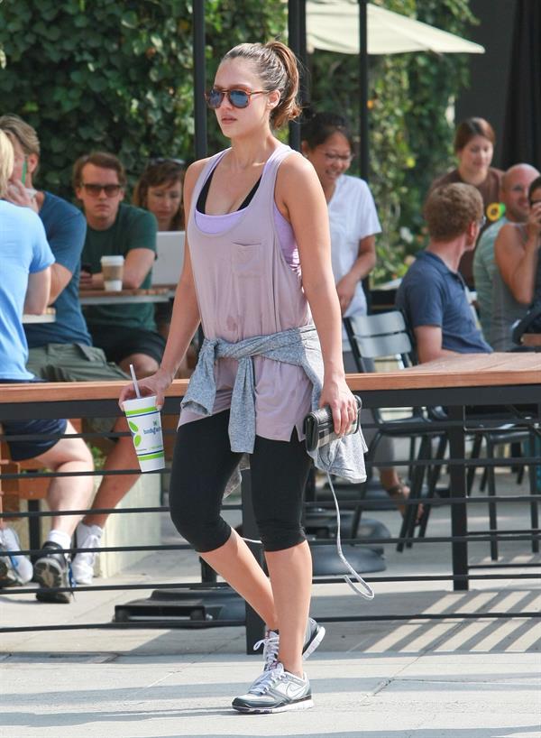 Jessica Alba going for smoothies September 14, 2011