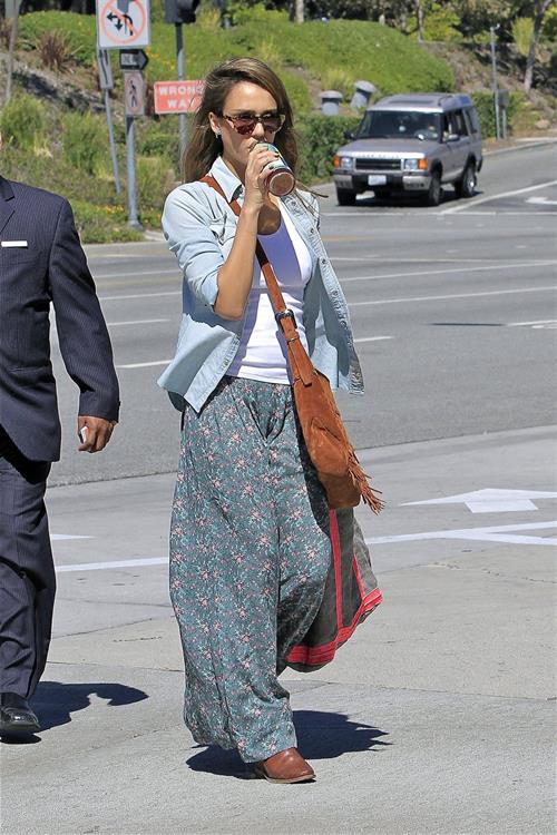 Jessica Alba shopping in LA 9/29/13