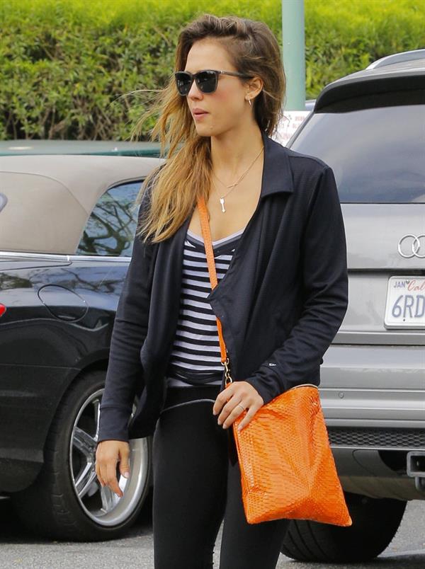 Jessica Alba - Running errands in Los Angeles (16.05.2013) 