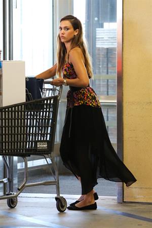 Jessica Alba - Running errands in Los Angeles 