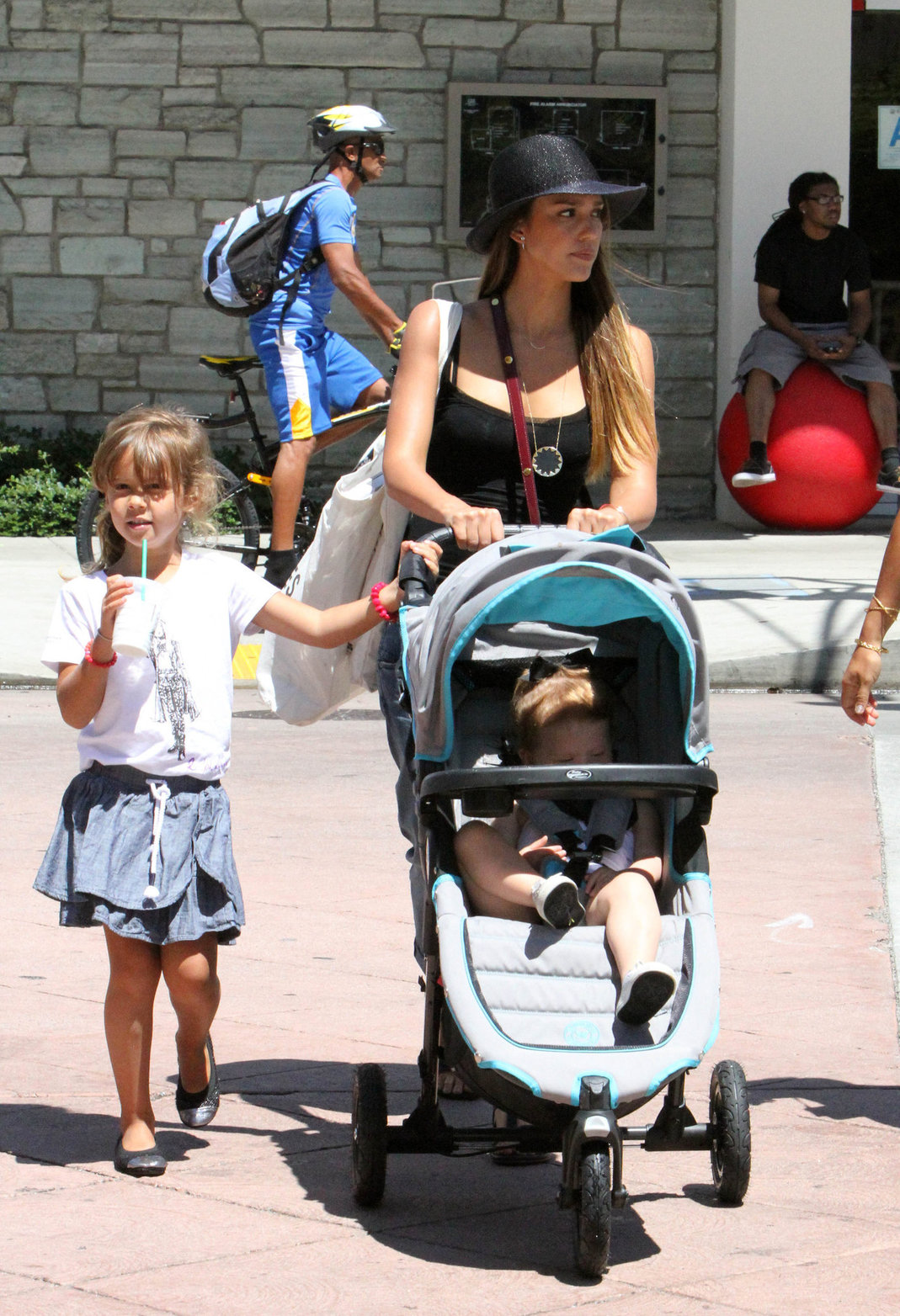 Jessica Alba Shopping with daughters - Aug 24 