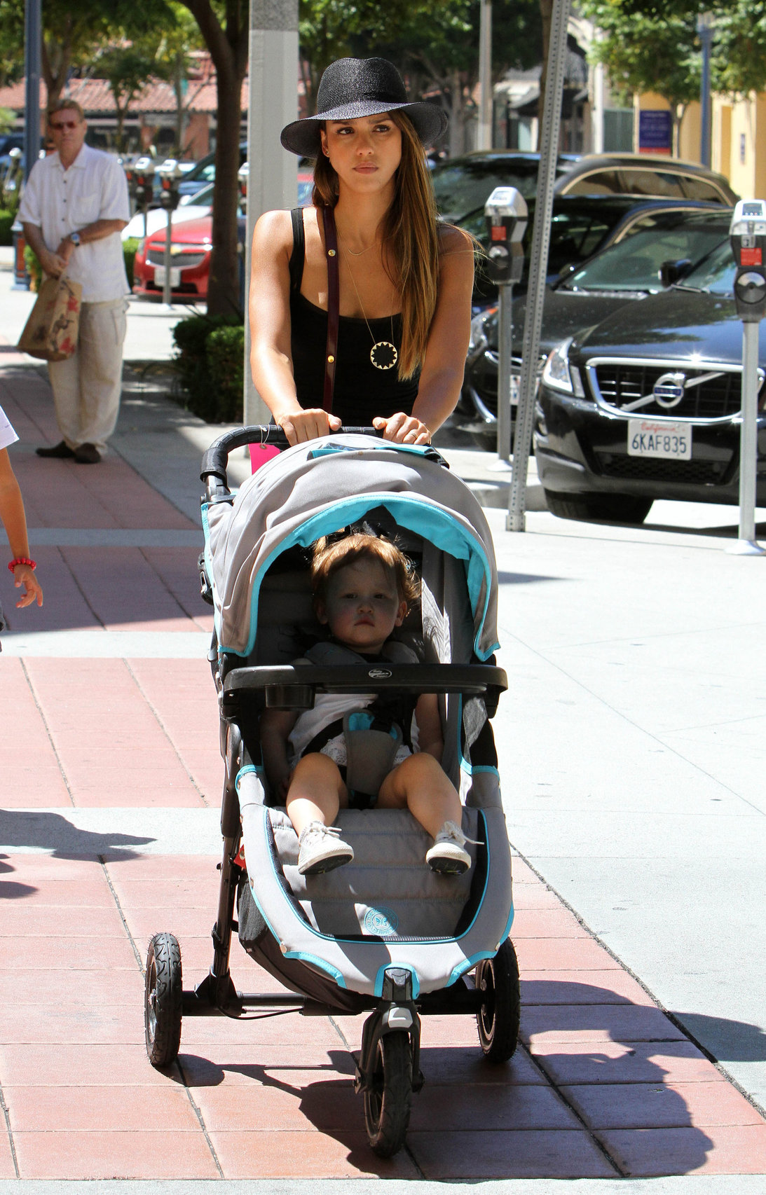 Jessica Alba Shopping with daughters - Aug 24 