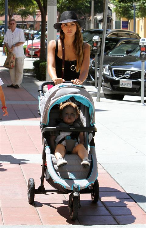 Jessica Alba Shopping with daughters - Aug 24 