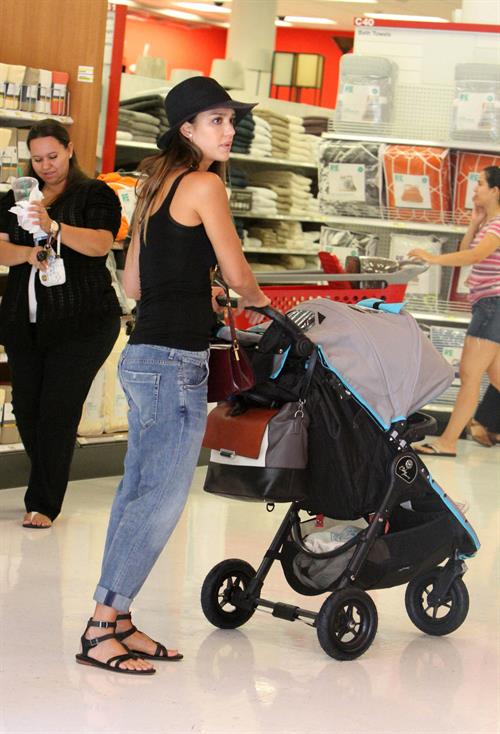 Jessica Alba Shopping with daughters - Aug 24 