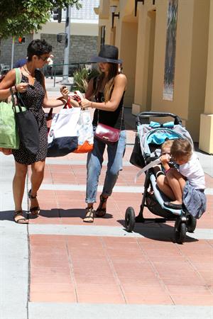 Jessica Alba Shopping with daughters - Aug 24 