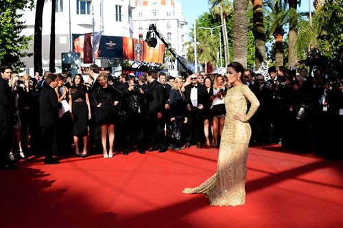 Eva Longoria in a Versace dress at the premiere of Le Passe in Cannes (17.05.2013) 