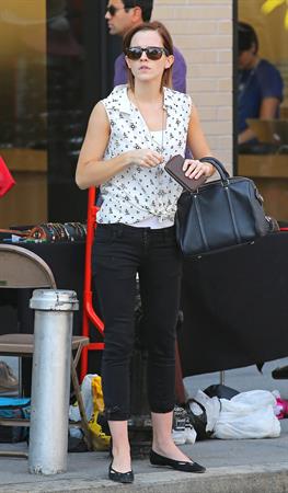 Emma Watson Shopping at a jewelry stand in the meatpacking district of New York 14.09.12