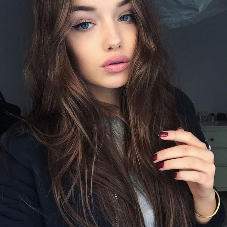 Olga Nowotarska taking a selfie