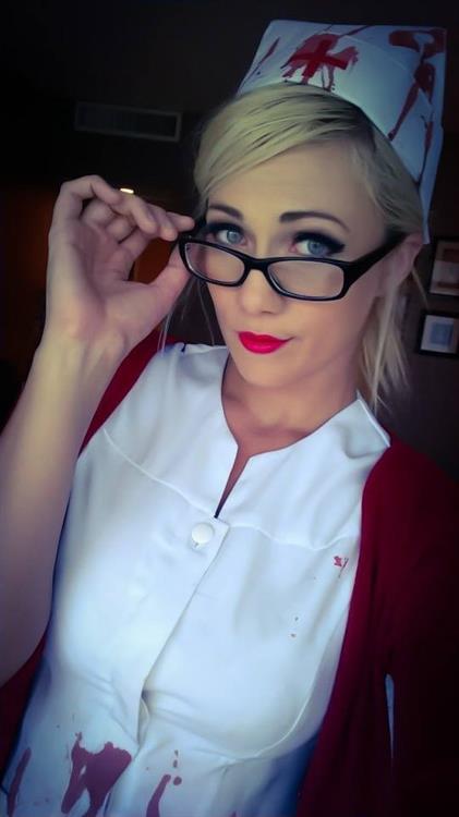 Lindsay Elyse taking a selfie