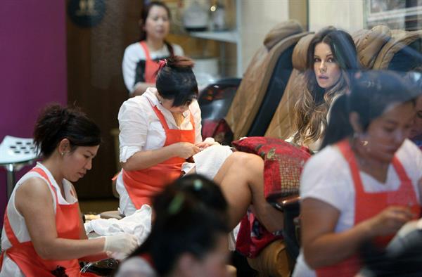 Kate Beckinsale Gets Her Nails Done in Brentwood - September 6, 2013