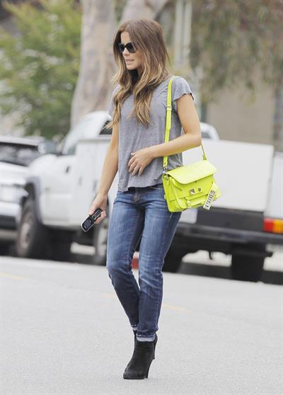 Kate Beckinsale - Enjoys a stroll in Los angeles (07.06.2013) 