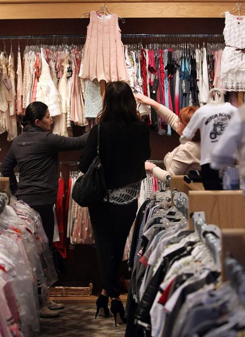 Kate Beckinsale shopping at Piccolo Paradiso store December 14, 2012 