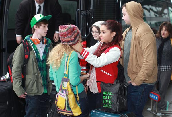 Ariana Grande catching flight back to LA in Vancouver 11/3/12