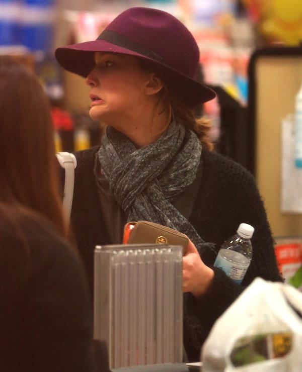 Jennifer Lawrence - Shops in Santa Monica (29.01.2013)