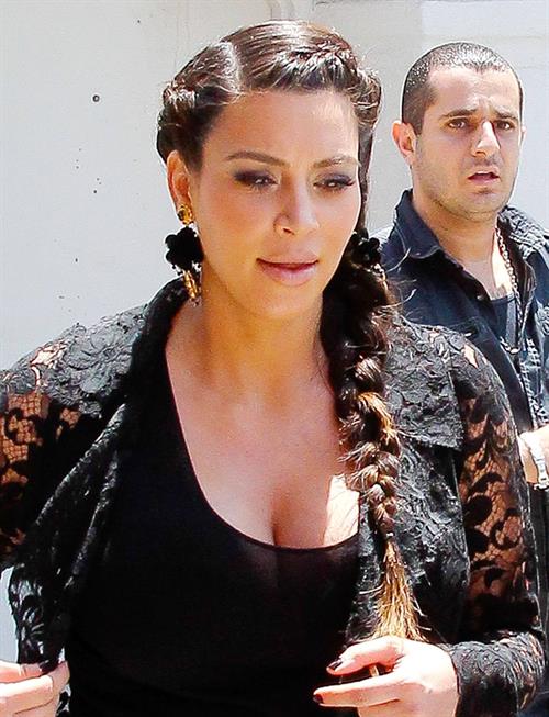 Kim Kardashian Goes house hunting with Kanye West in Bel Air (May 10, 2013) 