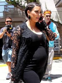 Kim Kardashian Goes house hunting with Kanye West in Bel Air (May 10, 2013) 