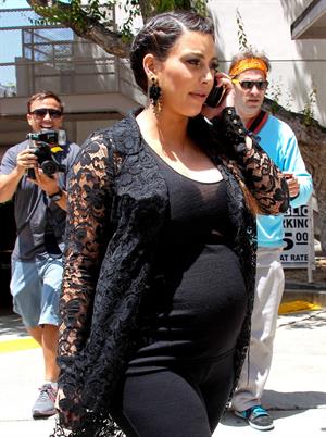 Kim Kardashian Goes house hunting with Kanye West in Bel Air (May 10, 2013) 