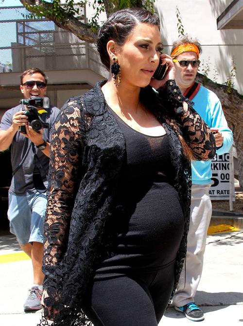 Kim Kardashian Goes house hunting with Kanye West in Bel Air (May 10, 2013) 