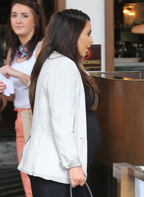 Kim Kardashian - Moves her growing baby bump through Los Angeles (03.06.2013) 