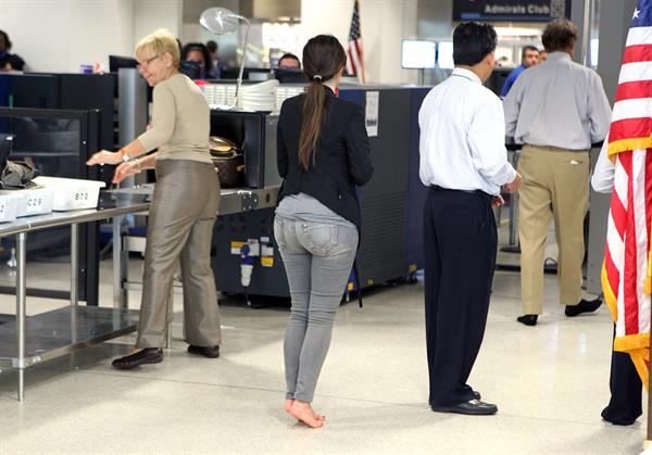 Kim Kardashian Arrives at Miami International Airport to catch a flight in Miami (November 15, 2012) 
