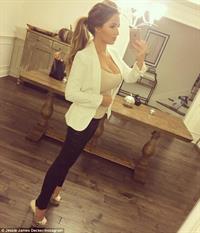 Jessie James Decker taking a selfie