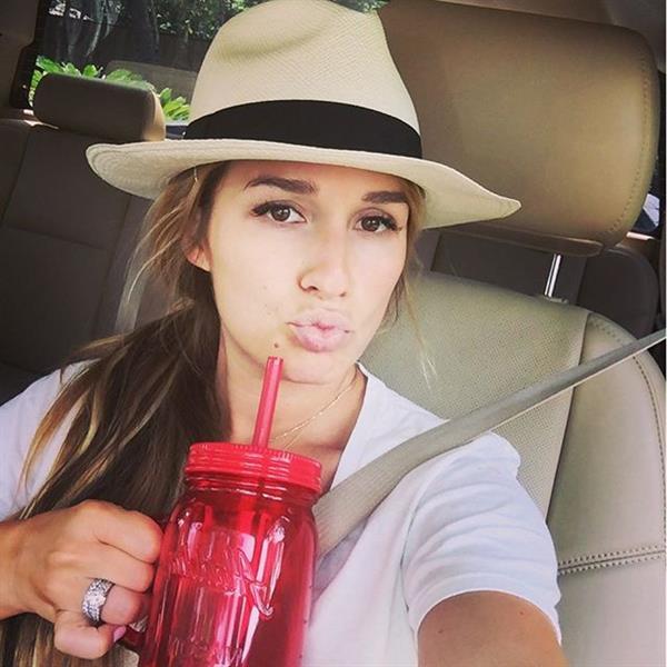 Jessie James Decker taking a selfie