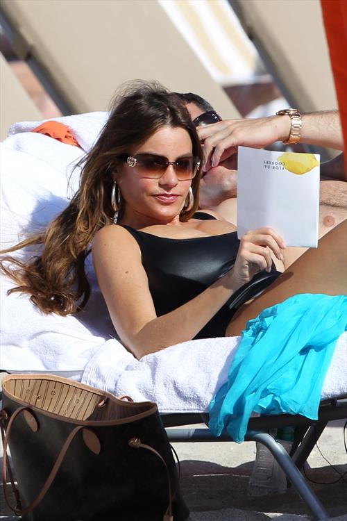Sofia Vergara - beach candids in Miami 1/2/13  