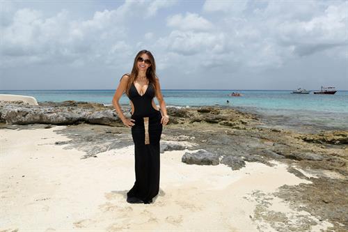 Sofia Vergara the beach in Mexico 09-07-2012