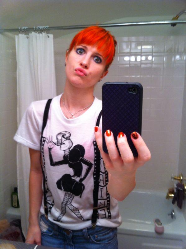 Hayley Williams taking a selfie