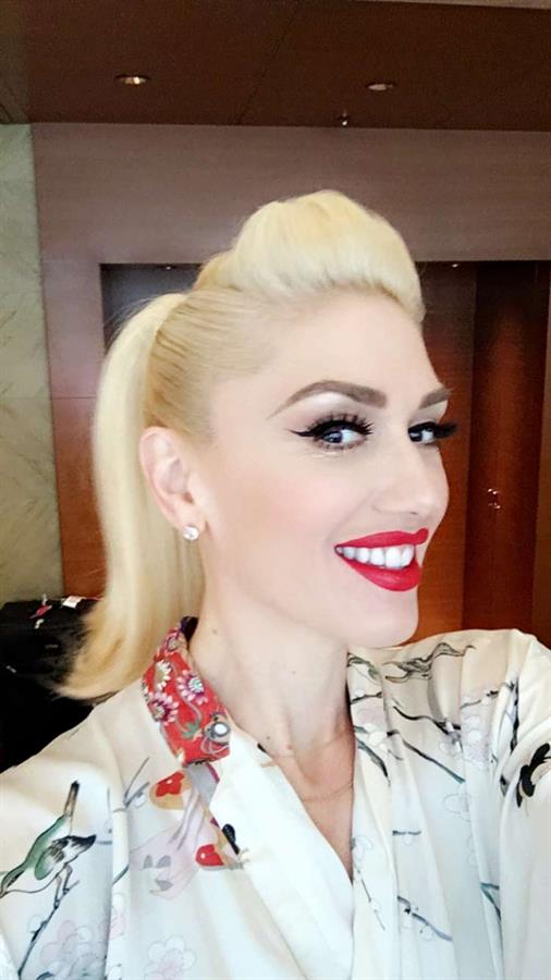 Gwen Stefani taking a selfie