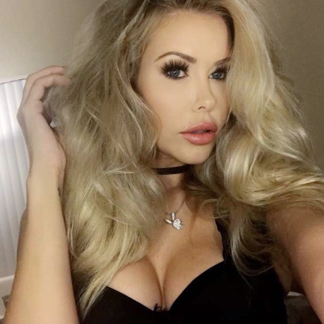 Kennedy Summers taking a selfie