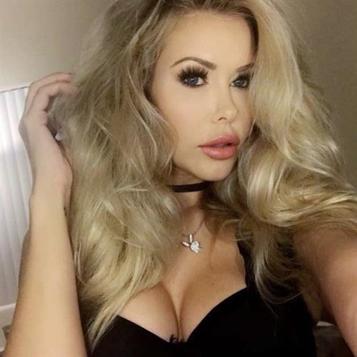 Kennedy Summers taking a selfie