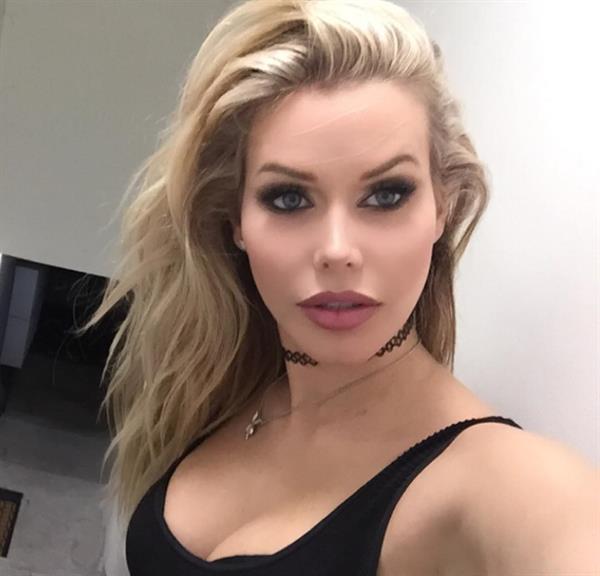 Kennedy Summers taking a selfie