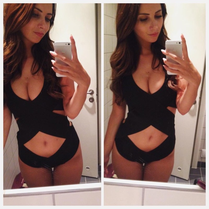 Nikita Klæstrup in a bikini taking a selfie