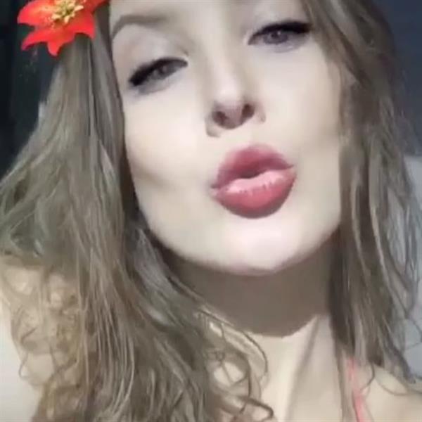 Amanda Cerny taking a selfie