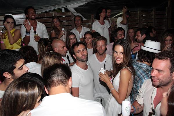 Alessandra Ambrosio - Cafe La Mosique, Brasil 1/1/13  