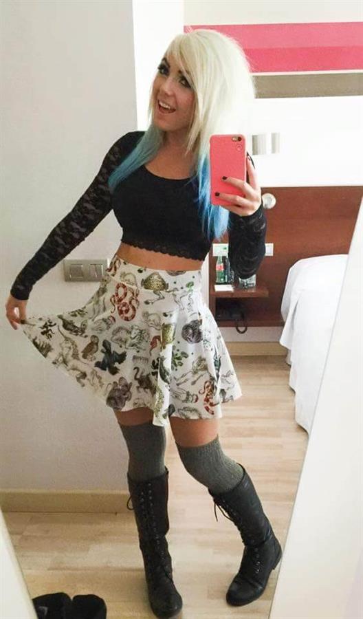 Jessica Nigri taking a selfie