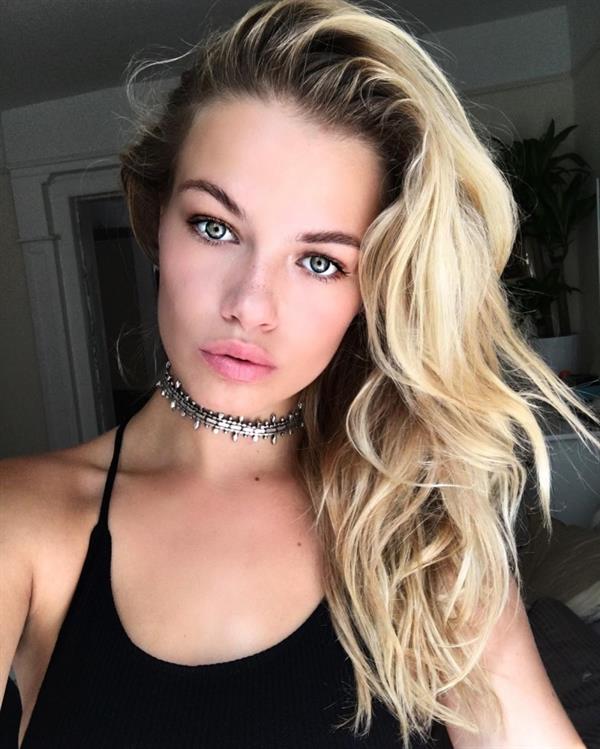 Hailey Clauson taking a selfie