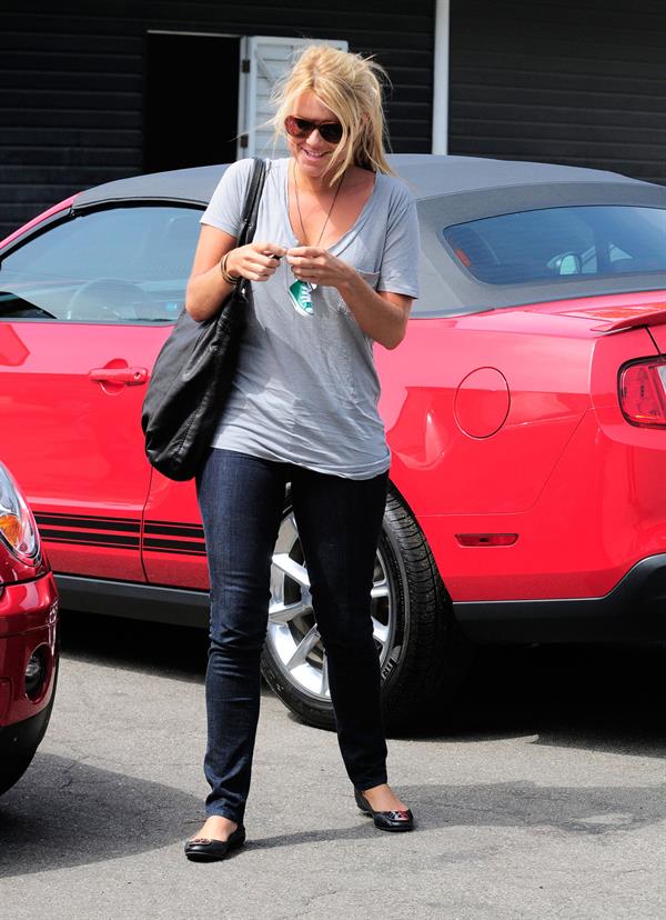 Ali Fedotowsky drops off her Mini Copper at Avon Rent a Car in Beverly Gills on July 1, 2010
