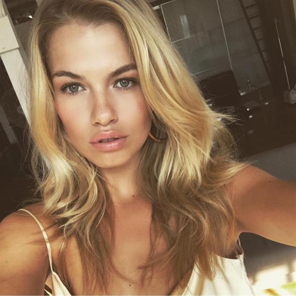 Hailey Clauson taking a selfie