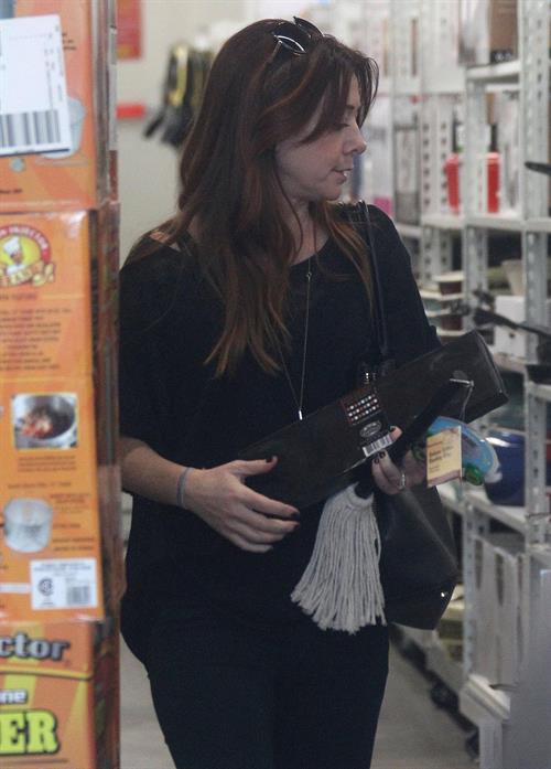 Alyson Hannigan Goes shopping in Santa Monica (November 7, 2013) 