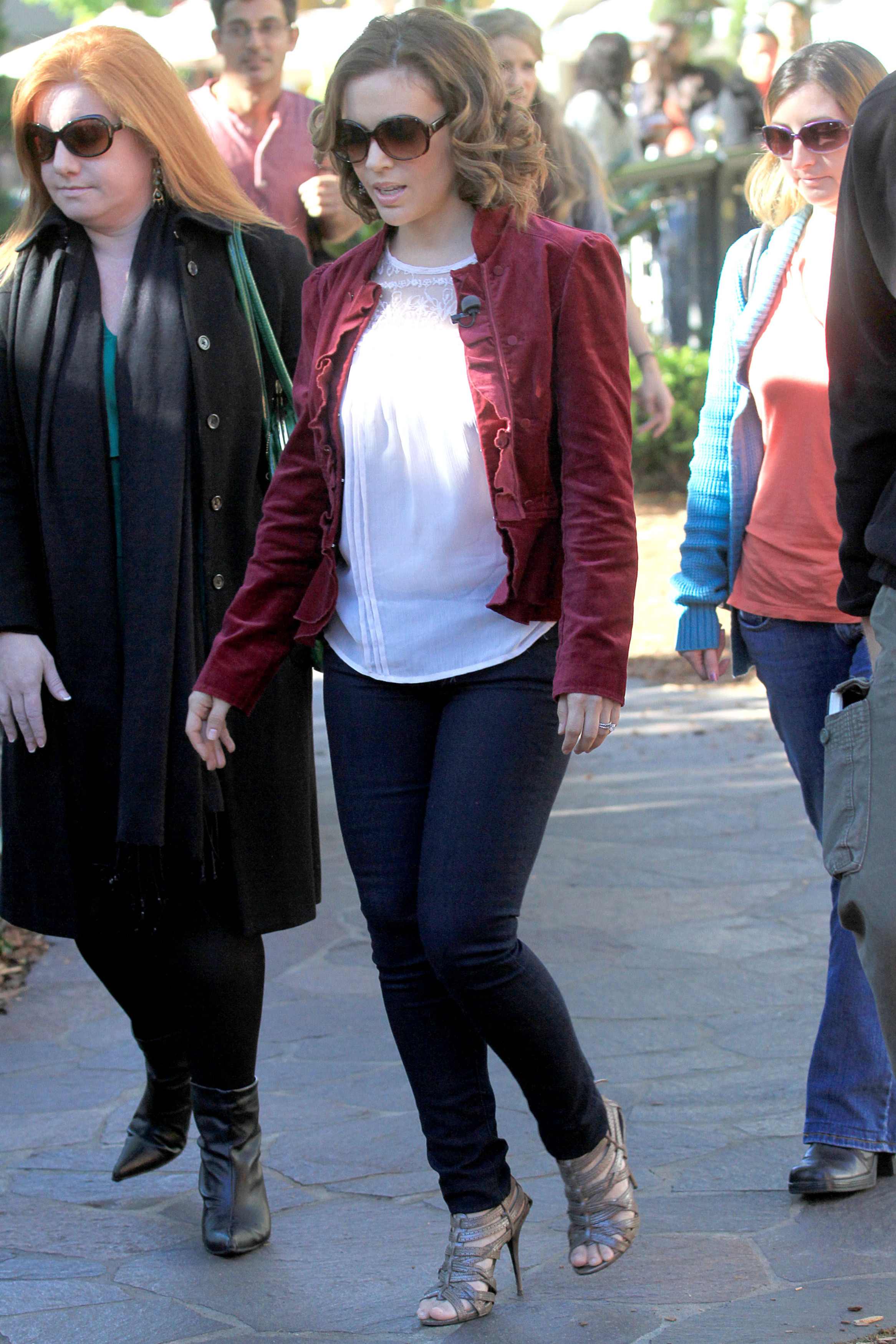 Alyssa Milano Extra at the Grove in Los Angeles November 30, 2010