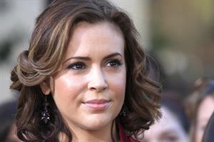 Alyssa Milano Extra at the Grove in Los Angeles November 30, 2010