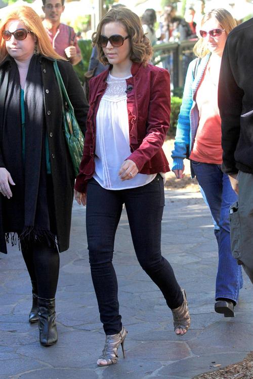 Alyssa Milano Extra at the Grove in Los Angeles November 30, 2010