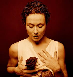 Amanda Mealing Photoshoots  