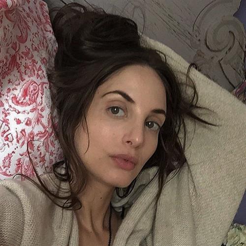 Alexa Ray Joel taking a selfie