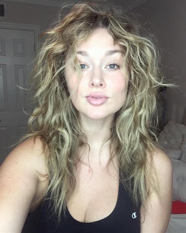 Hunter McGrady taking a selfie